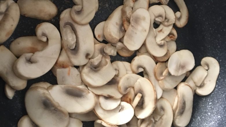 蘑菇🍄鲜虾🦐芝士堡,用不粘锅烧热,不用加油,把蘑菇倒进锅里翻炒,炒时要用锅铲翻动,开始时会出很多水,要等水干,不断翻炒,直至水干和菇金黄色上锅备用。