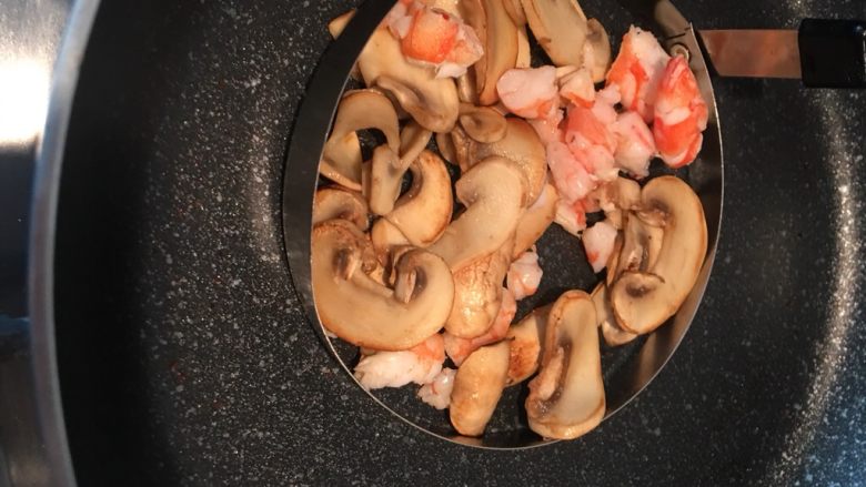 蘑菇🍄鲜虾🦐芝士堡,为了漂亮,用煎蛋模具放入菇片和虾,最后倒入蛋液