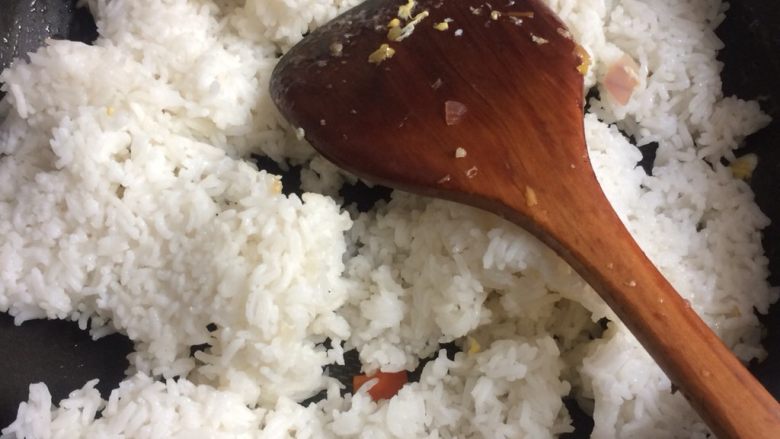 原只菠萝焗饭,放入白饭,慢火炒散。