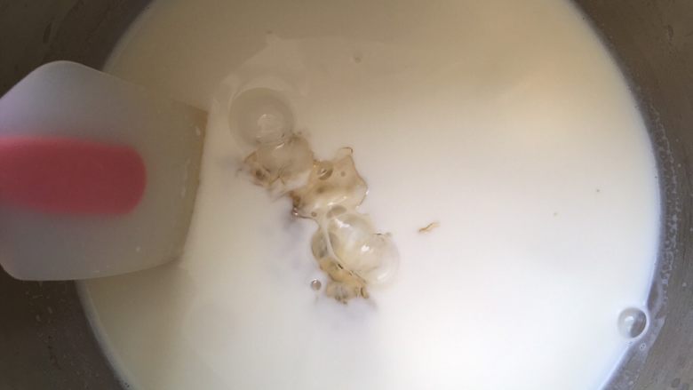 芒果千层糕,加入2片泡软的吉利丁片,利用牛奶的余温将吉利丁融化,搅拌均匀