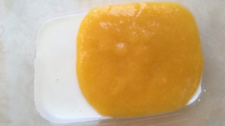 芒果千层糕,冰箱取出凝固的牛奶层,轻轻倒入芒果泥