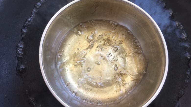 芒果千层糕,剩下两片吉利丁片滤干水份,隔水加热至吉利丁融化