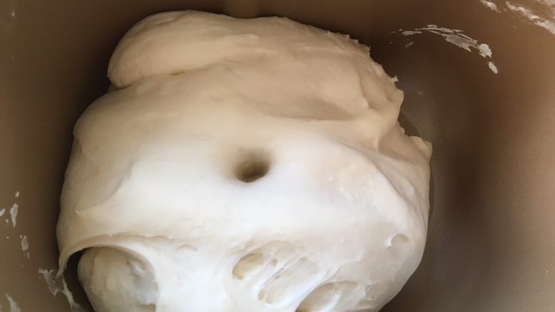 独角兽奶黄包,这时候面团也快发好啦,用手指沾点干粉按下去有个圆圆的洞即可