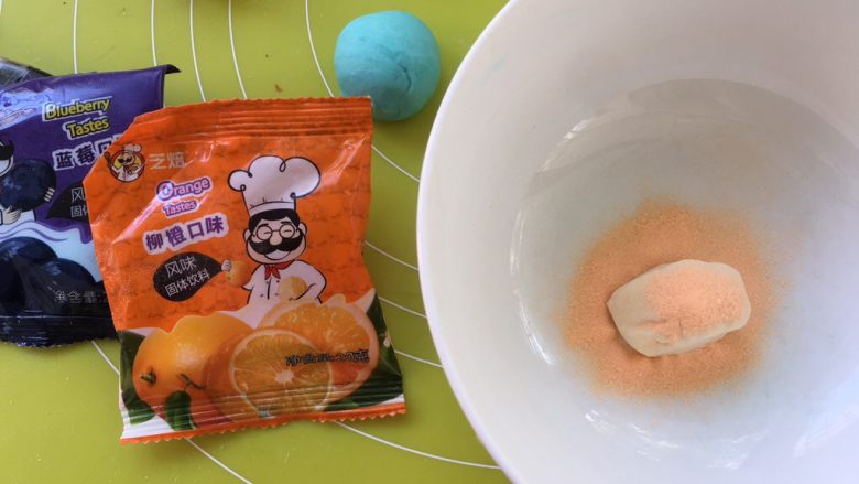独角兽奶黄包,分别加入果蔬粉,调成彩色,蓝色跟橙色我用的果味粉