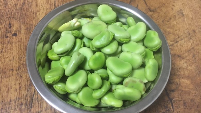 葱油酱汁蚕豆,将蚕豆粒清洗干净,沥干水分备用。