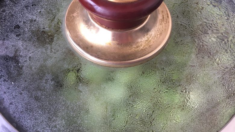 葱油酱汁蚕豆,盖上锅盖儿,焖3分钟左右。