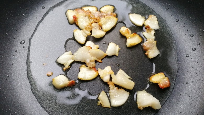 客家腌面,肥肉煎到金黄色时,捞起油渣