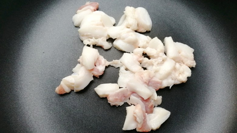 客家腌面,放入锅中,小火慢慢煎,