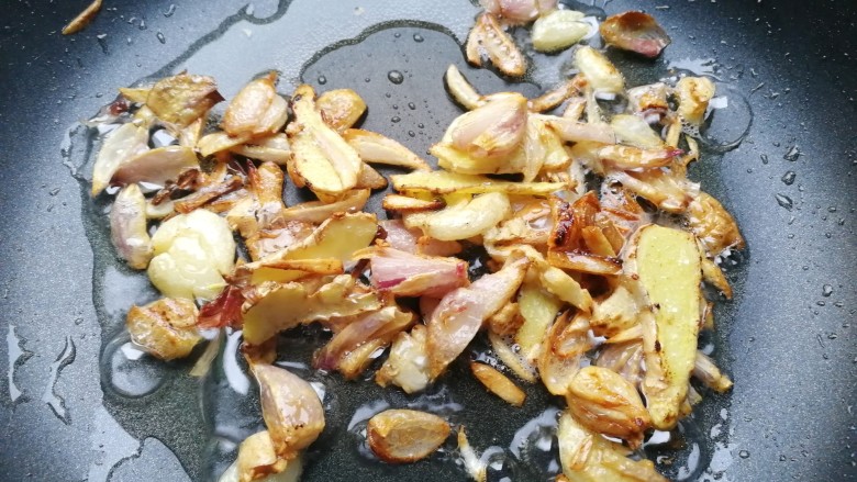 客家腌面,小火煎到香料金黄色