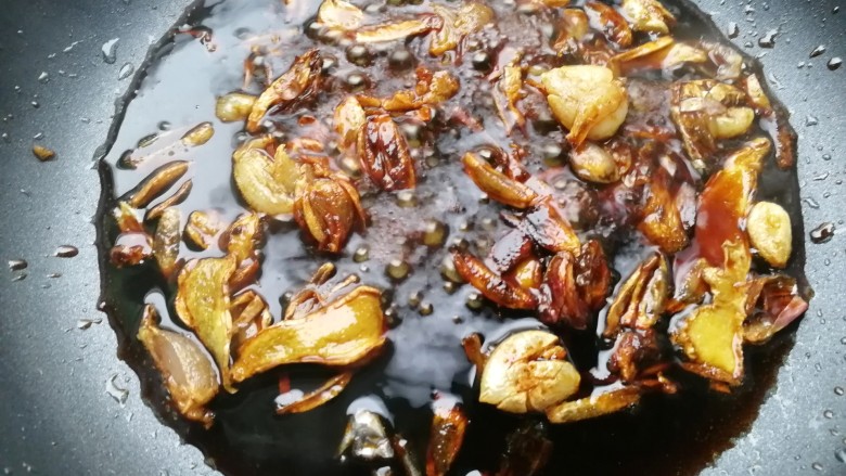 客家腌面,香料倒回锅中，再倒入可以没过香料的<a style='color:red;display:inline-block;' href='/shicai/ 692'>酱油</a>，再放一点点盐，适量的<a style='color:red;display:inline-block;' href='/shicai/ 714'>鱼露</a>，小火煮出香味