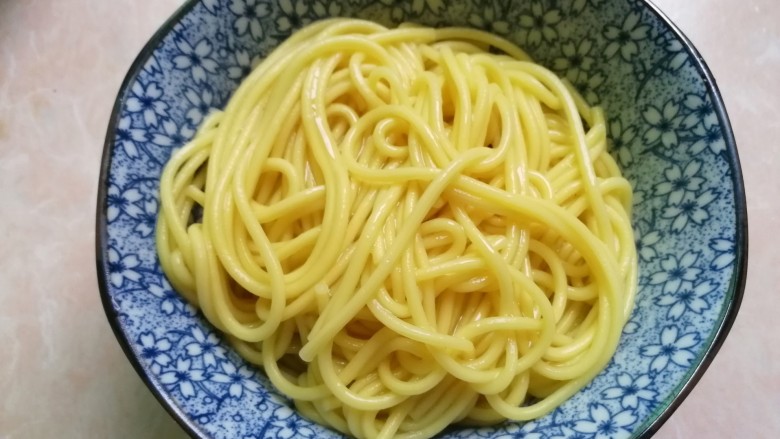 客家腌面,面煮好,捞起放碗中,放一汤匙刚刚的油,