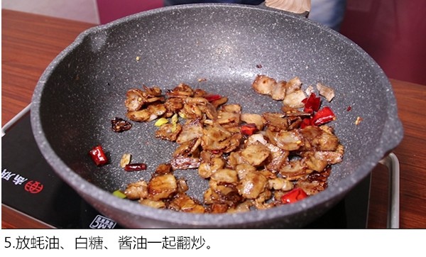 香芹五花肉,
放耗油白糖酱油一起翻炒
