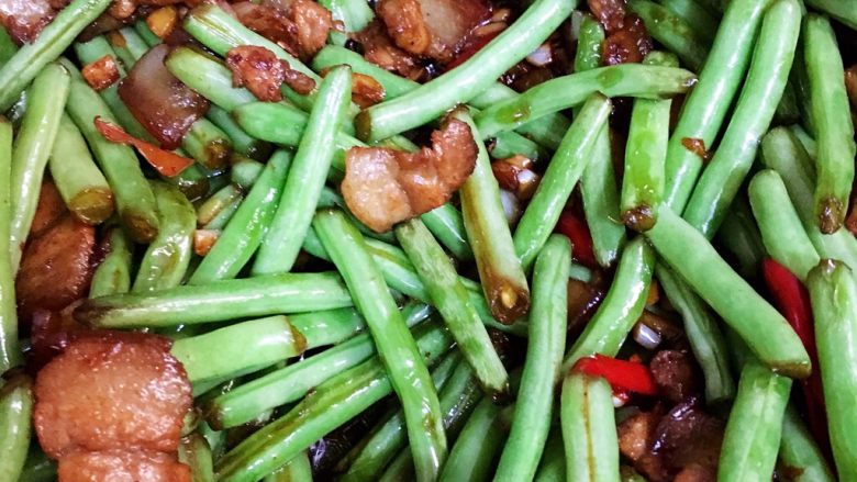 五花肉煸豆角,喜欢蒜蓉和三层肉炒到焦香最好吃。