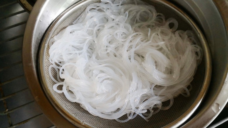 捞汁黄瓜,粉丝沥干。