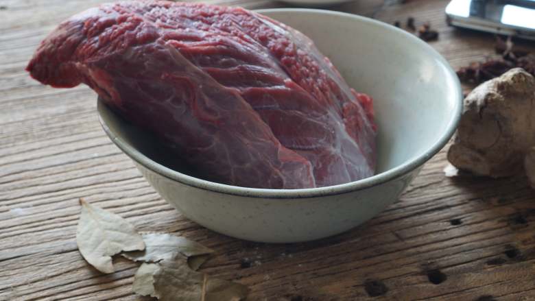 承味好吃到爆炸的川辣牛肉面,酱牛肉的做法是比较重要的，热锅起油，放入<a style='color:red;display:inline-block;' href='/shicai/ 62'>辣椒</a>、<a style='color:red;display:inline-block;' href='/shicai/ 2471'>大枣</a>了、<a style='color:red;display:inline-block;' href='/shicai/ 710'>桂皮</a>、<a style='color:red;display:inline-block;' href='/shicai/ 700'>花椒</a>、八角、<a style='color:red;display:inline-block;' href='/shicai/ 37'>姜</a>片和<a style='color:red;display:inline-block;' href='/shicai/ 3770'>丁香</a>，炒出香味后放入<a style='color:red;display:inline-block;' href='/shicai/ 10588'>糖</a>、耗油和<a style='color:red;display:inline-block;' href='/shicai/ 788'>生抽</a>（我习惯用海鲜酱油）。为了让肉质有韧性，我加入了白兰地和白醋。
