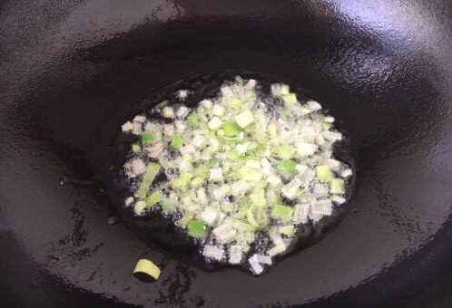 番茄鸡蛋黄瓜,热锅凉油,放入葱花爆香。