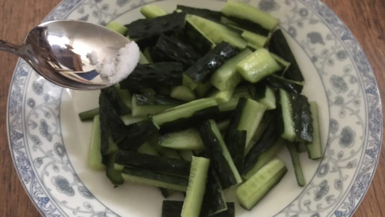 番茄鸡蛋黄瓜,放入少许的盐,腌制1分钟。