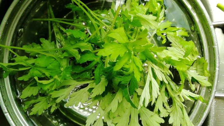 艾叶笑粄(客家小吃),首先先将艾叶摘嫩叶,洗干净