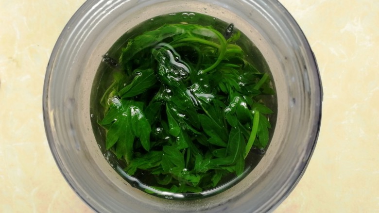 艾叶笑粄(客家小吃),将艾叶和适量的水,放料理机打碎