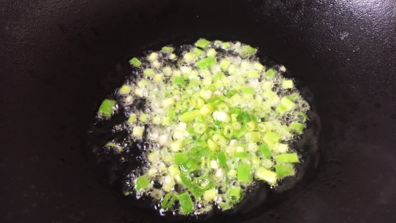 葱油酱汁蚕豆,热锅凉油,放入葱花爆香。