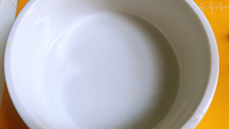 来自电饭锅里的秋葵蒸蛋,找一个直径大一点,高度浅一点的碗,这样秋葵零零散散更漂亮