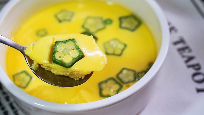 来自电饭锅里的秋葵蒸蛋,挖出一口感觉抖抖滴,像豆腐哈哈