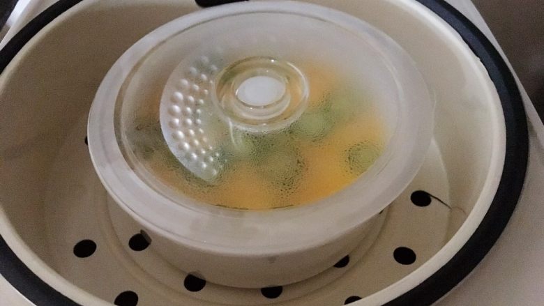 来自电饭锅里的秋葵蒸蛋,盖上盖子,没有可以盖上保鲜膜