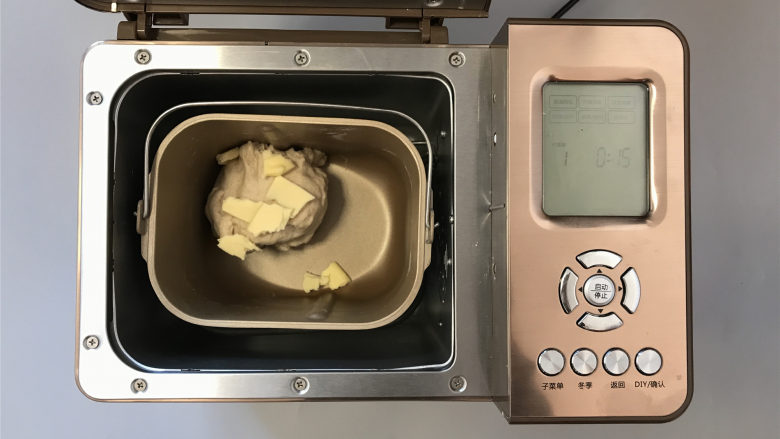 普雷结,和面结束,放入黄油,再设置和面15分钟。
