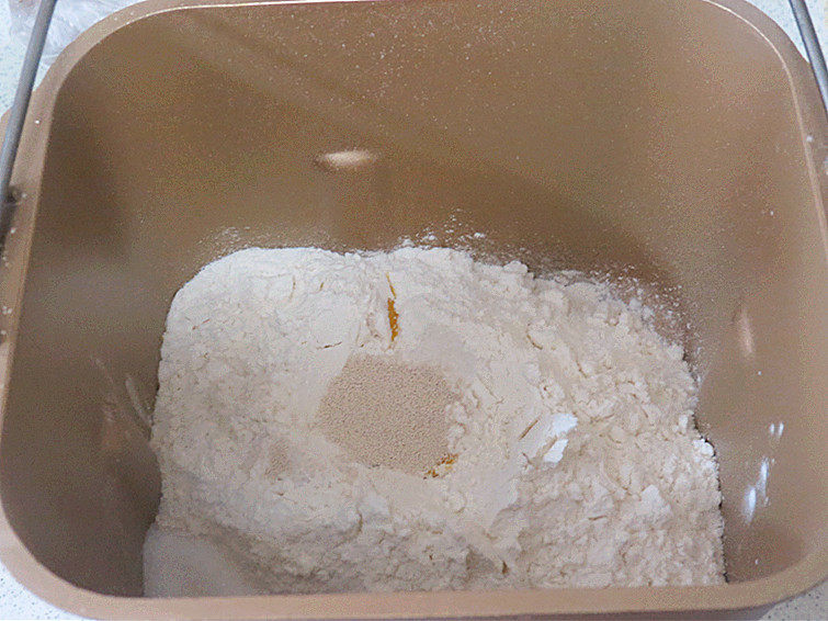 花样面点之【南瓜蝴蝶花卷】,将材料全部放入面包机桶内,选择和面程序20分钟(南瓜泥含水量不同,看面团干温状态进行适当调整)