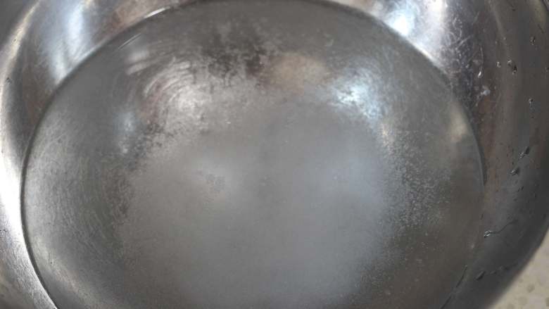 椰汁抹茶果冻慕斯,白巧克力加合适颜色的色素,倒入模具中做出白菜和蘑菇
12. 将剩下的三片吉利丁冷水泡软,隔水融化成吉利丁溶液!纯净水加少许白砂糖搅拌至糖融化成糖水