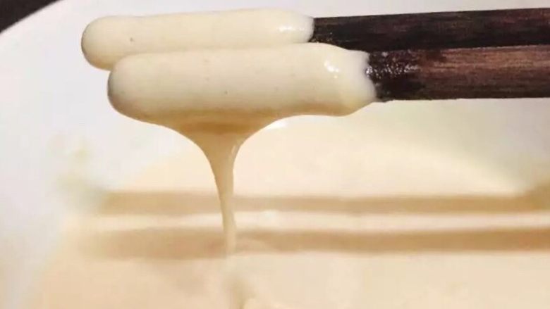 蒜香炸鸡翅  独家吮指美味,往香炸粉里加<a style='color:red;display:inline-block;' href='/shicai/ 156925'>水</a>，边加<a style='color:red;display:inline-block;' href='/shicai/ 156925'>水</a>边搅拌，到如图略稠即可。