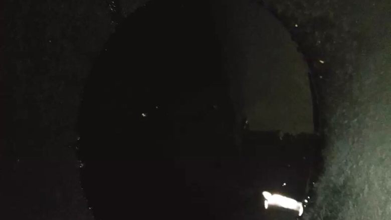 蒜香炸鸡翅  独家吮指美味,热锅冷油，加入略多量的油。预热到7成热。