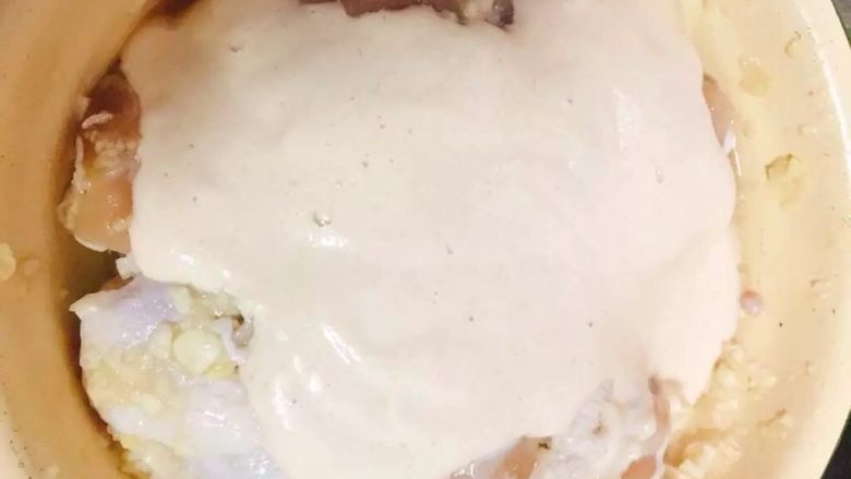 蒜香炸鸡翅  独家吮指美味,将调和好的粉浆倒入腌制好的鸡翅当中，