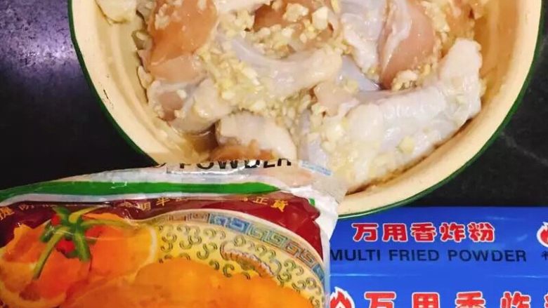 蒜香炸鸡翅  独家吮指美味,取香炸粉。
(如果买不到香炸粉，可面粉：玉米淀粉=1：1比例调和，加1个鸡蛋，这样调出的粉浆炸出来也跟酥脆)