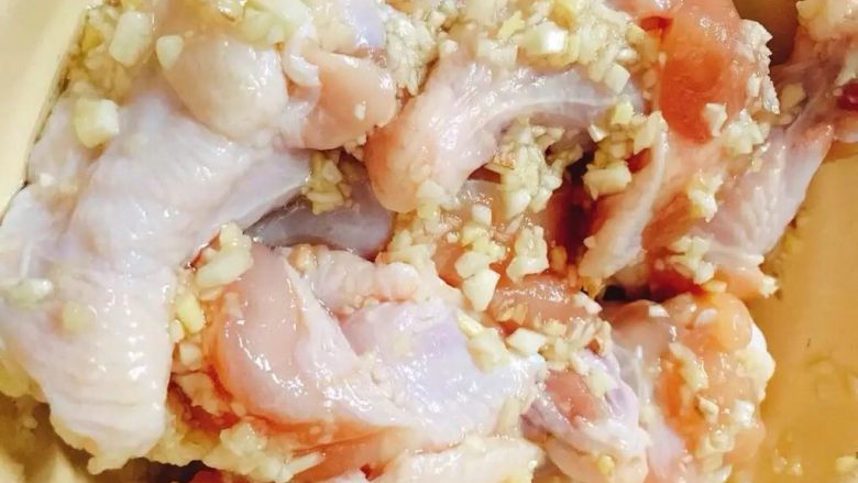 蒜香炸鸡翅  独家吮指美味,加入鸡翅搅拌均匀，腌制1小时。
(时间允许的情况下，提前一天拌匀放冰箱冷藏入味。)