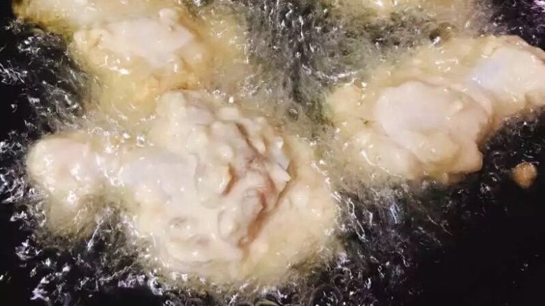 蒜香炸鸡翅  独家吮指美味,一只一只将鸡翅放入。
转小火慢炸！小火慢炸！小火慢炸！