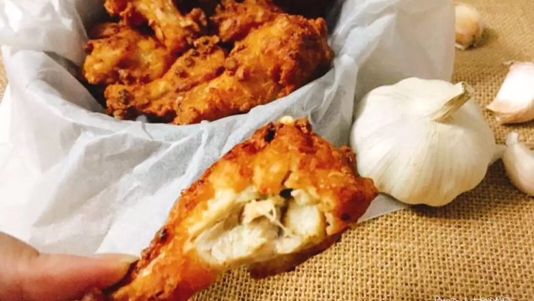 蒜香炸鸡翅  独家吮指美味,咬一口，外酥里嫩，咸香可口，还有脆脆香香的蒜末姜末呢！