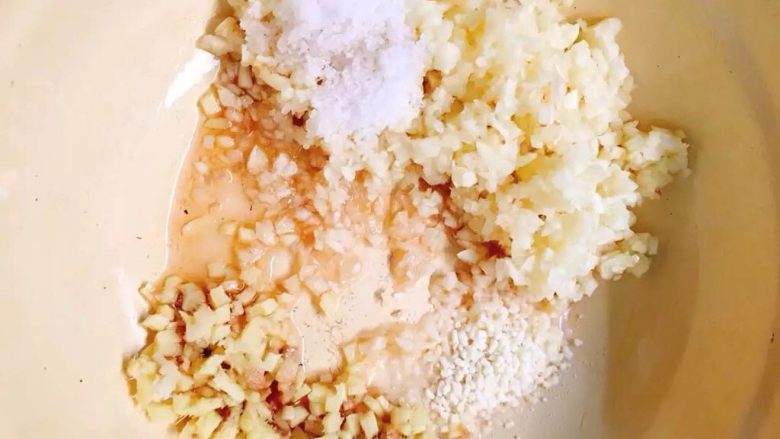 蒜香炸鸡翅  独家吮指美味,将<a style='color:red;display:inline-block;' href='/shicai/ 2795'>蒜头</a>去膜切末，姜片洗净切末，
加入<a style='color:red;display:inline-block;' href='/shicai/ 718'>料酒</a>、盐、<a style='color:red;display:inline-block;' href='/shicai/ 756'>鸡精</a>调和均匀。