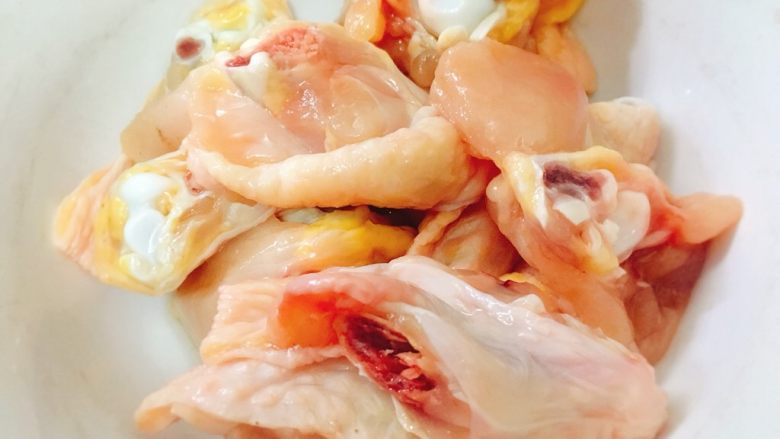 蒜香炸鸡翅  独家吮指美味,将鸡翅洗净，沥干备用。
(一整只的鸡翅可以适当切小块，方便容易炸熟。)