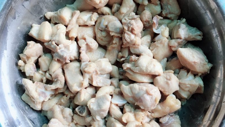 宫保鸡丁,沥干放入少许盐味极鲜,料酒腌制备用