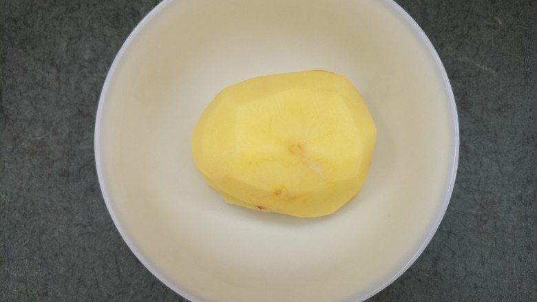 特色煎蛋饭,先准备一个<a style='color:red;display:inline-block;' href='/shicai/ 23'>土豆</a>,去皮洗净