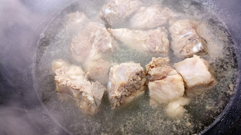 家常炖排骨,大火把水烧开,把排骨煮至发白