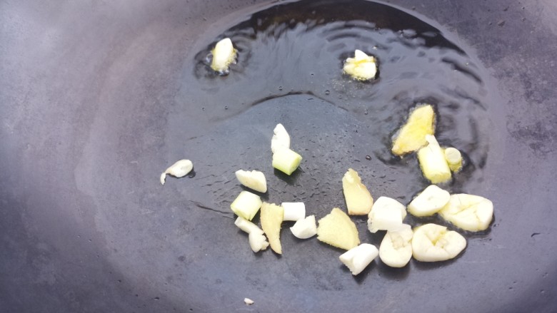 家常炖排骨,然后锅里热油,爆香葱姜蒜