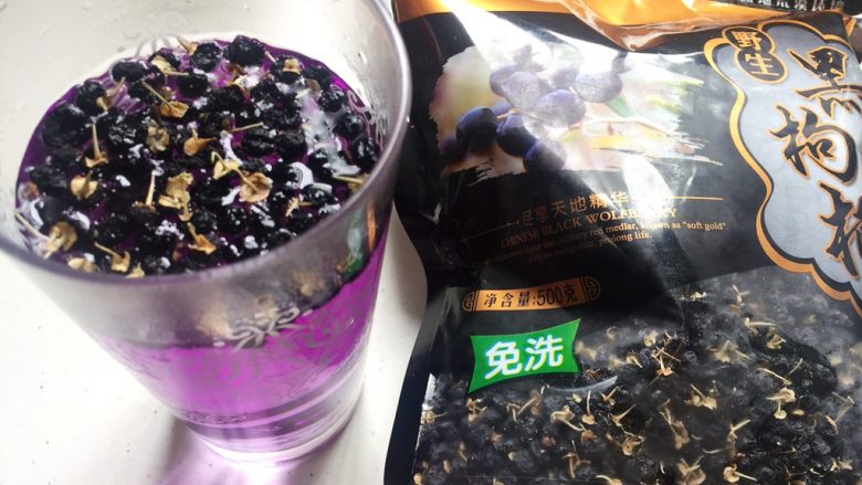 那一场风花雪月的事,同时,浓浓的泡上一杯黑枸杞茶(可以用勺挤压黑枸杞,帮助出色)
