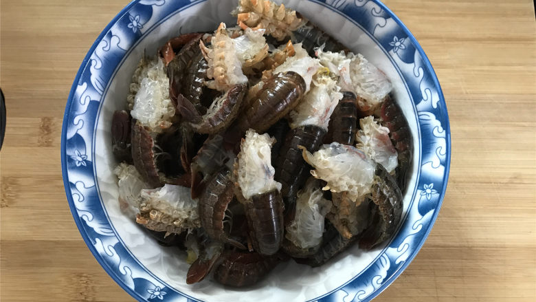 香辣小龙虾,<a style='color:red;display:inline-block;' href='/shicai/ 285'>小龙虾</a>买回来剪去虾脚,头和背部连接的地方的胃,腮,拉出虾肠后用小刷子彻底刷洗干净。