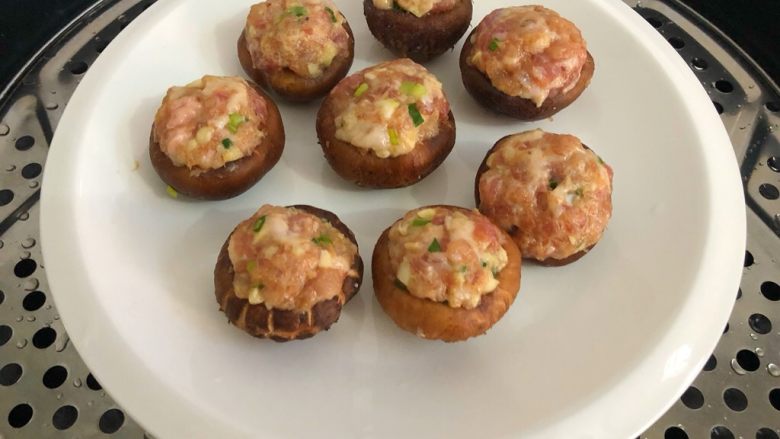 香菇酿肉,放入蒸锅,水开蒸12分钟
