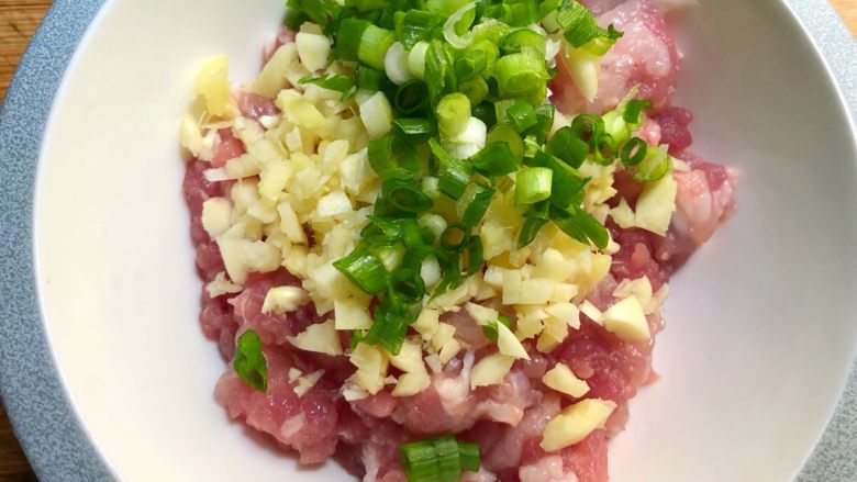 香菇酿肉,五花肉放入碗里,放入葱姜蒜