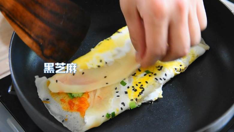早餐鸡蛋饼—早餐来一份,一上午元气满满,撒入香菜末和黑芝麻后折叠。