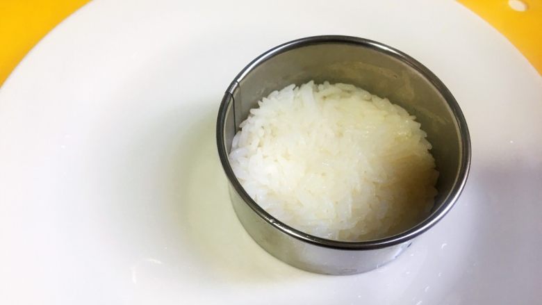 剩饭剩菜的变身-彩虹米饭,找一个小模具,铺一层米饭,记得要压实哦😊