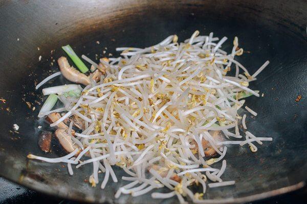 豆芽炒鸡肉,加入绿豆芽，把绍兴酒顺着锅四边倒进去。 再快速翻炒一下。